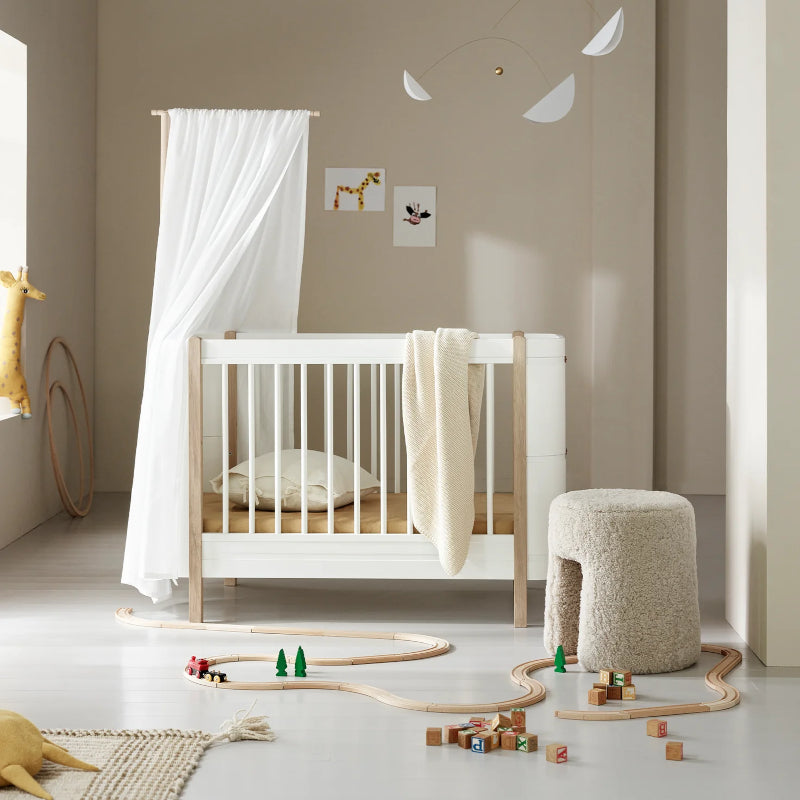 Oliver Furniture Wood Mini+ Cotbed in White & Oak (0-9 years) (incl. junior kit)