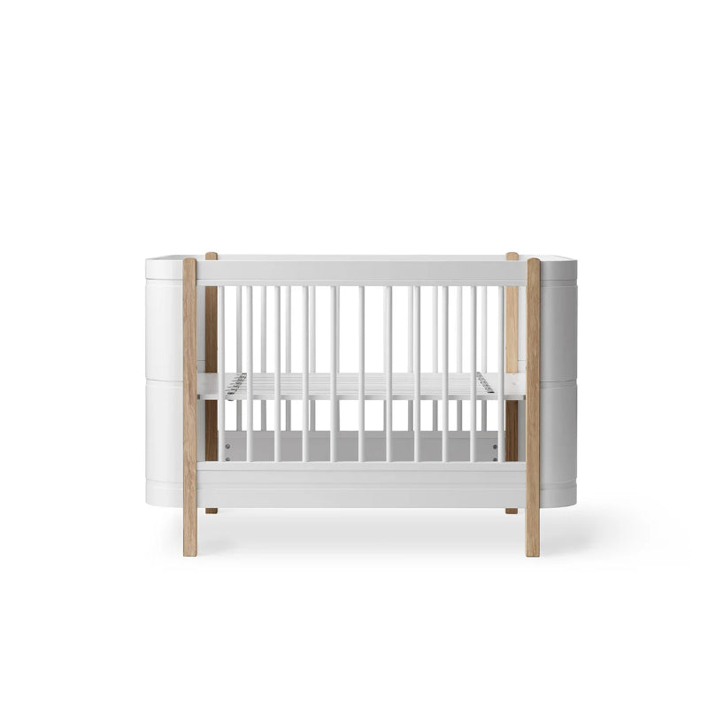 Oliver Furniture Wood Mini Cot in White & Oak (0-3 years) (excl. junior kit)